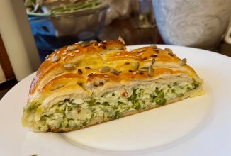 Пирог с рукколой , творогом и сыром.