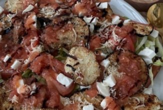 Итальянский салат с чипсами из баклажана