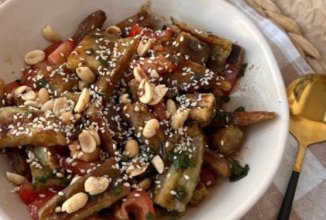 Хрустящий салат с баклажанами и томатами