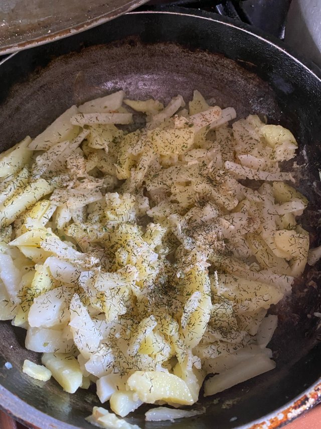 жареный картофель с чесноком