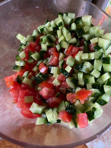 салат с огурцом и помидором - Шаг 2