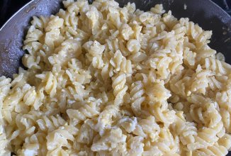 Макароны с яйцом и сыром на сковороде