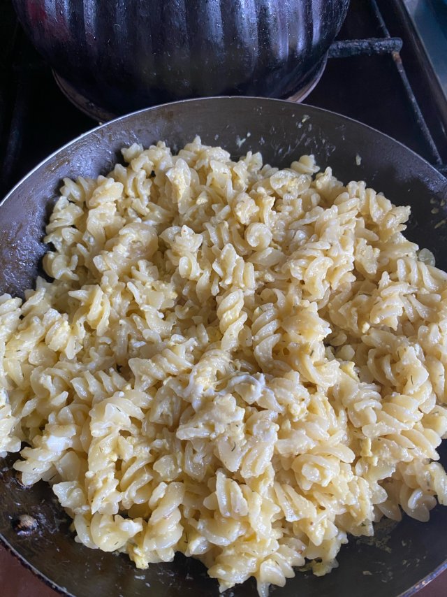 Макароны с яйцом и сыром на сковороде