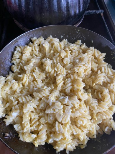 Макароны с яйцом и сыром на сковороде - Шаг 4