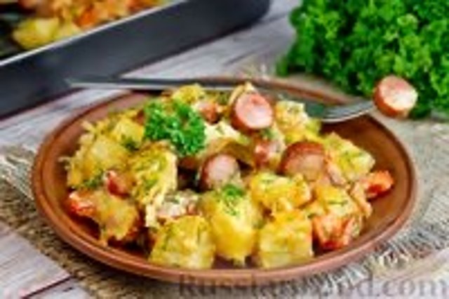 Картошка, запечённая с сосисками, помидорами и сыром
