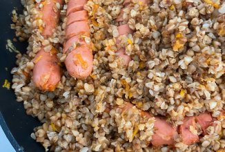 гречка с сосисками и томатной пастой