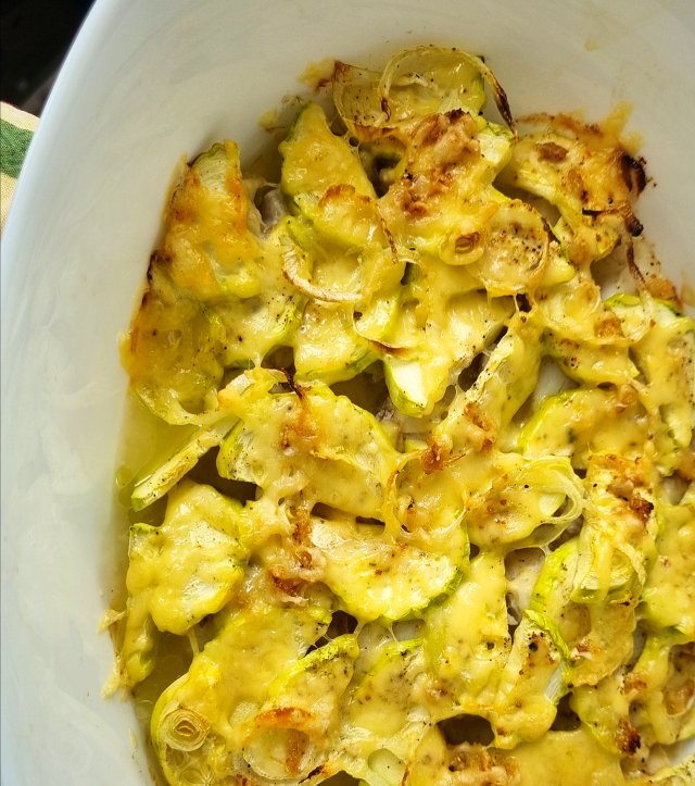 Филе минтая с сыром и кабачками