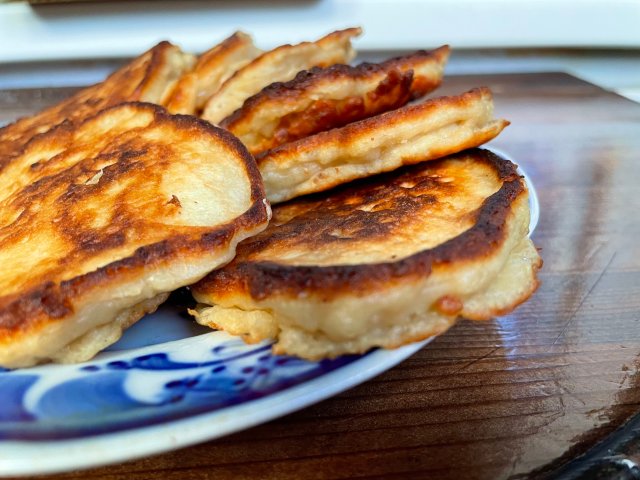 Оладушки с яблоками.
