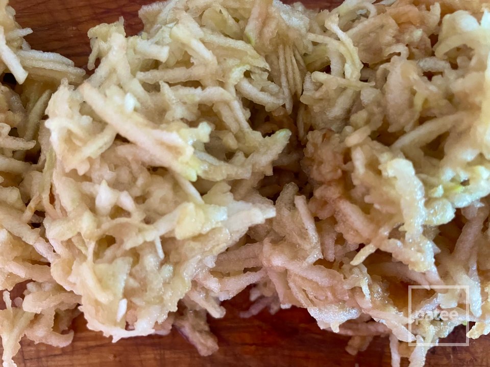 Оладушки с яблоками. - Шаг 1