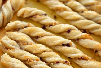 Слойки с клюквой и апельсиновой глазурью