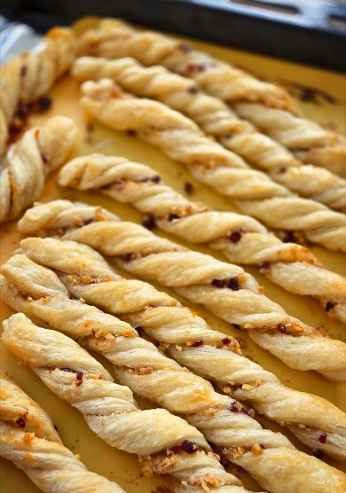 Слойки с клюквой и апельсиновой глазурью