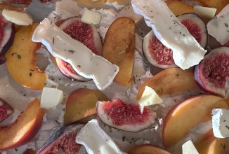 Слойка с камамбером и фруктами