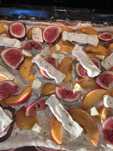 Слойка с камамбером и фруктами - Шаг 1