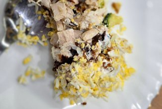 Салат "нежность" с черносливом и грецким орехом