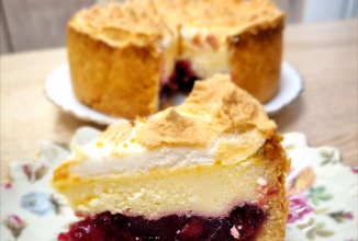 Пирог с вишней и творожным сыром