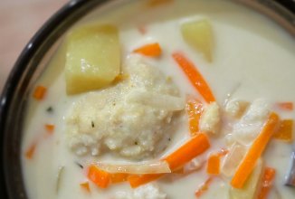 Суп с рыбными клецками на кокосовом молоке