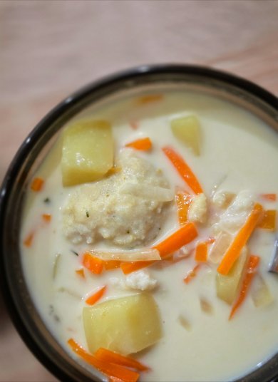 Суп с рыбными клецками на кокосовом молоке