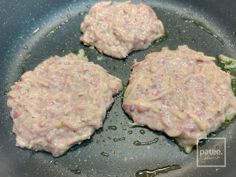 КАРТОФЕЛЬНЫЕ КОТЛЕТКИ С ПЕЧЕНЬЮ - Шаг 2