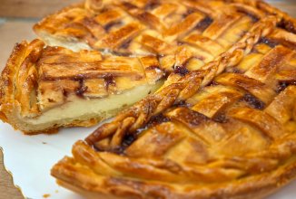 Пирог с творогом и малиновым вареньем