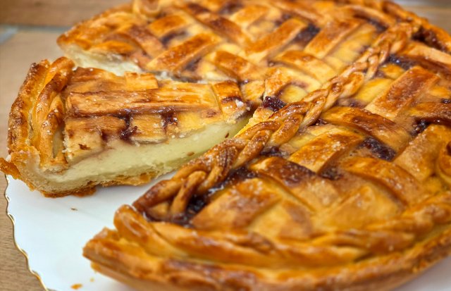 Пирог с творогом и малиновым вареньем