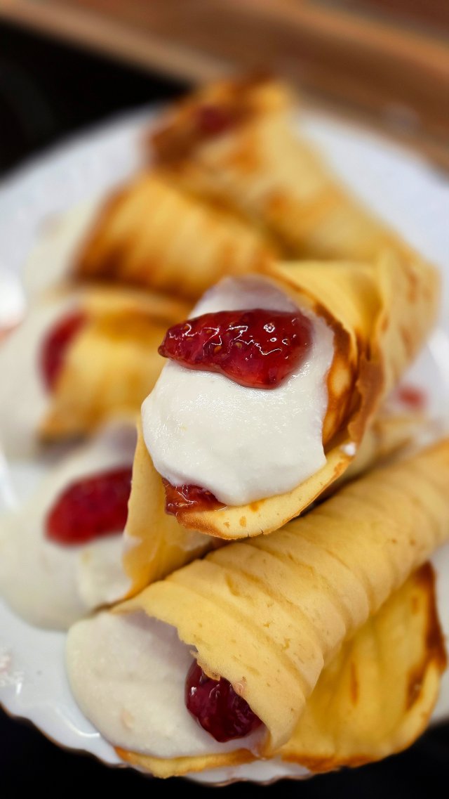 Трубочки с джемом и творожно-йогуртовой начинкой