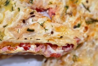 Лаваш с начинкой в яичной заливке на сковороде