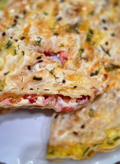 Лаваш с начинкой в яичной заливке на сковороде