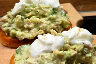 Салат из тунца с мацони на хлебе