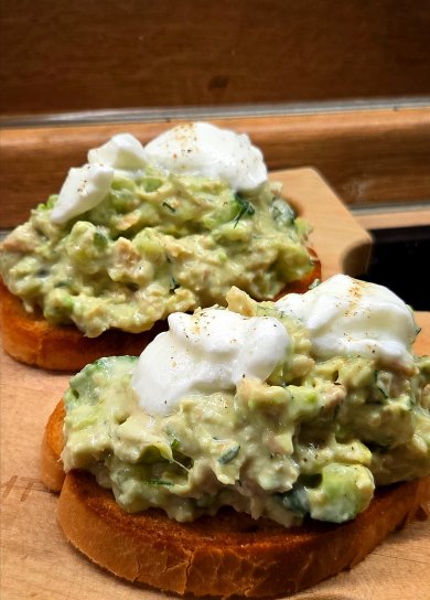 Салат из тунца с мацони на хлебе