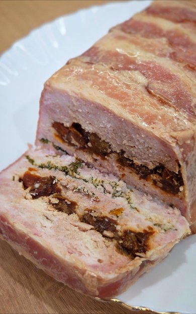 Куриный террин с вялеными томатами и зеленью