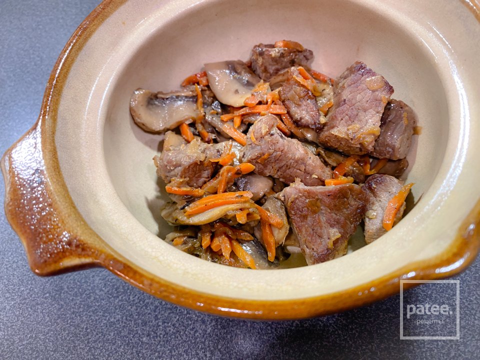 Говядина с грибами в горшочках по-боярски - Шаг 4