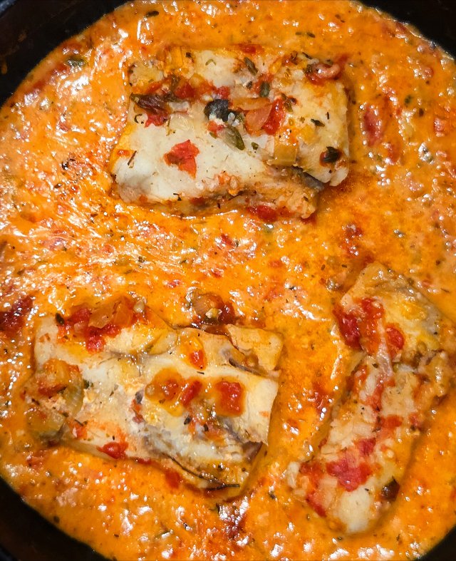 Белая рыба в томатно-сливочном соусе