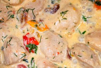 Курица в сливочном соусе с черри и зеленью