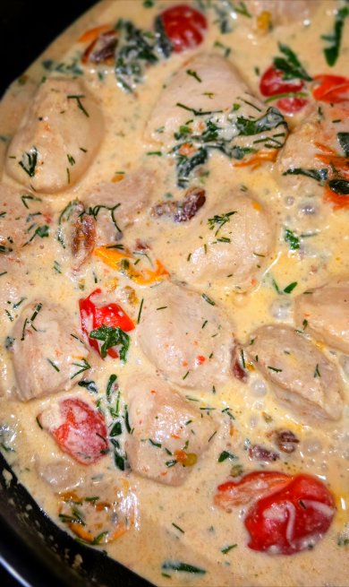 Курица в сливочном соусе с черри и зеленью