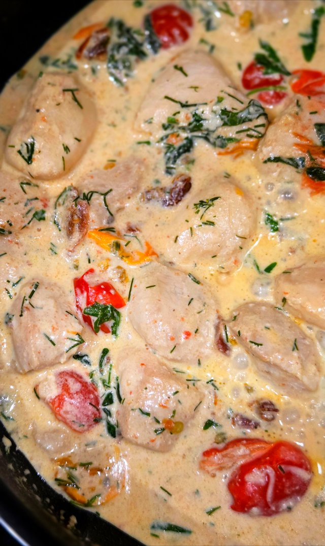 Курица в сливочном соусе с черри и зеленью