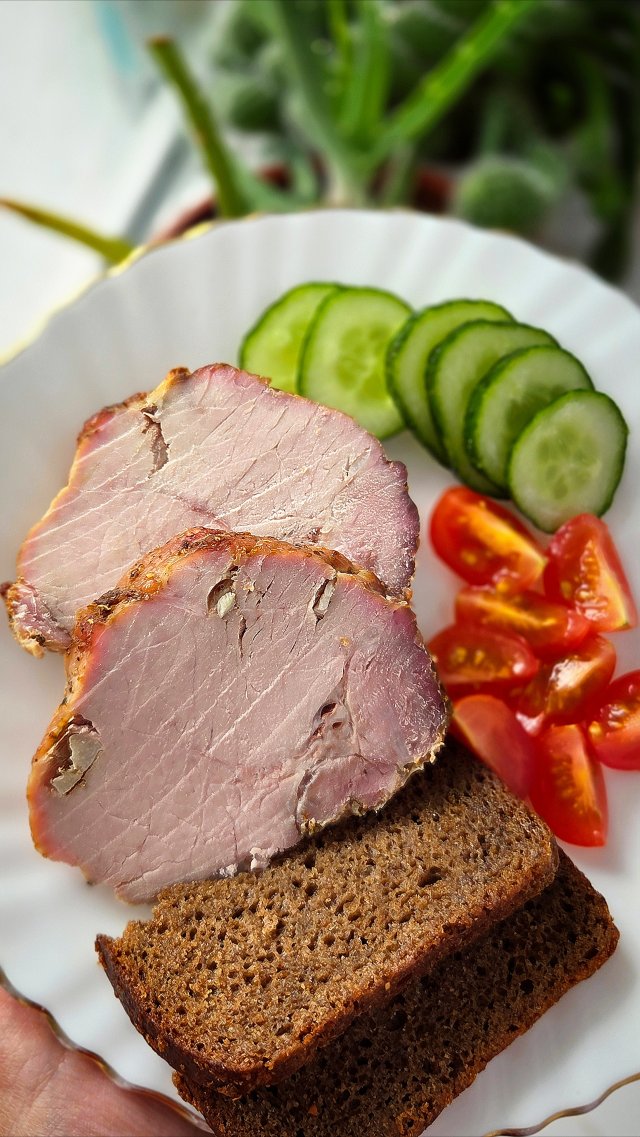 Запеченное мясо с чесноком