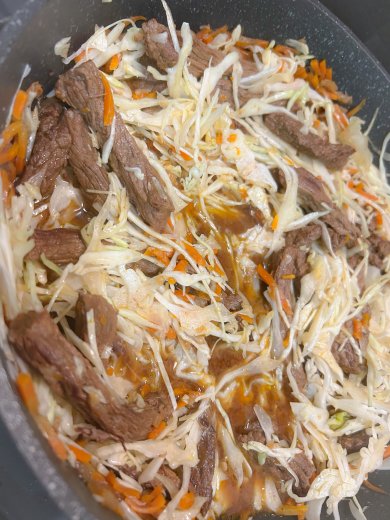 МЯСО С КАПУСТОЙ И ЧЕРНОСЛИВОМ - Шаг 3