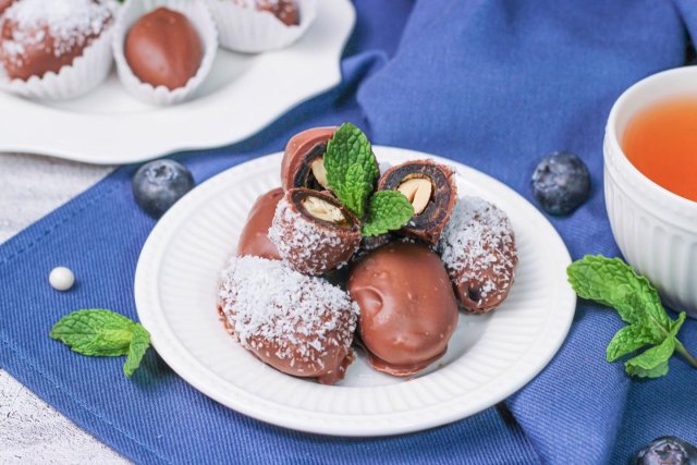Финики в шоколаде с миндалем