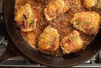 Нежнейшие куриные бедра на луке