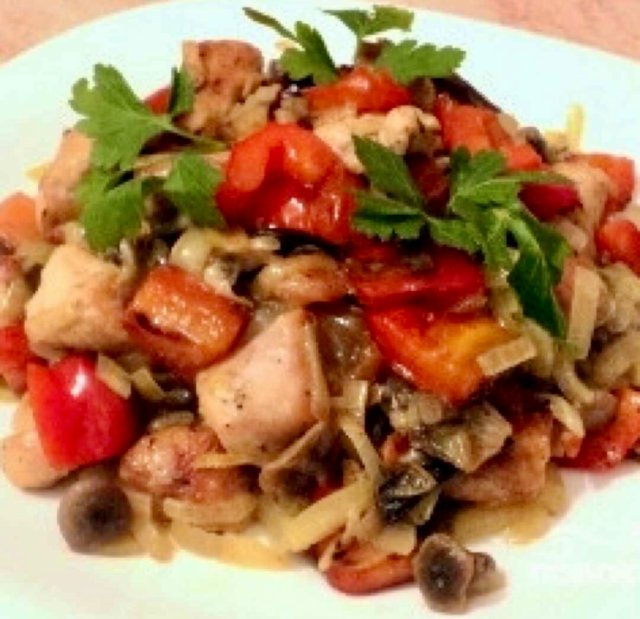 Филе бедра индейки с овощами в духовке