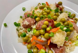 Жаренный рис с колбасками и овощами.