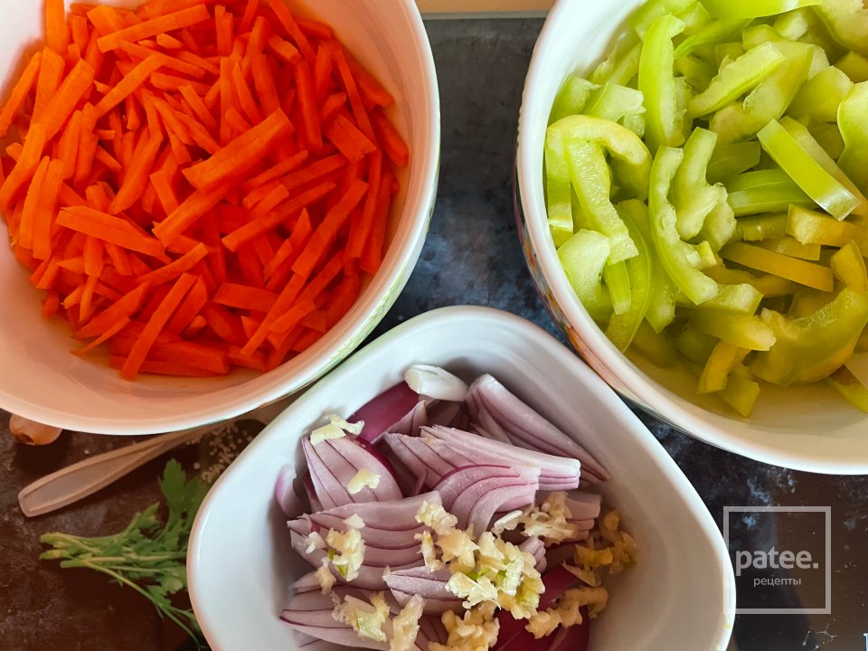 Жаренный рис с колбасками и овощами. - Шаг 1