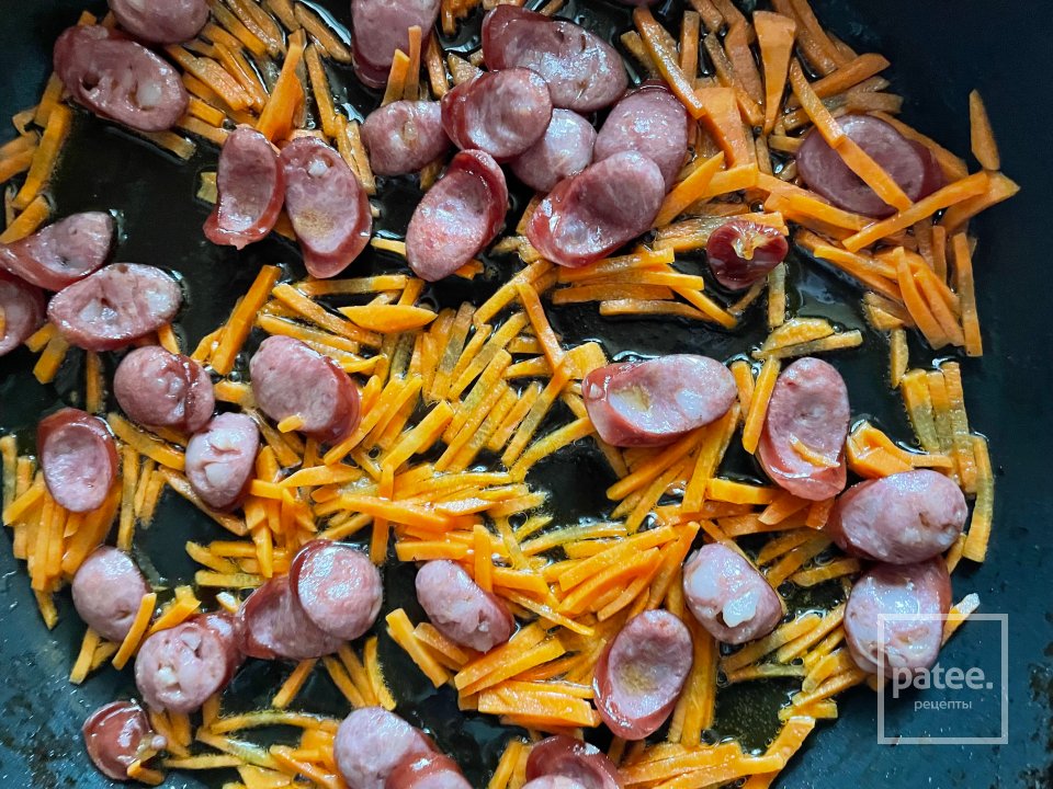 Жаренный рис с колбасками и овощами. - Шаг 5