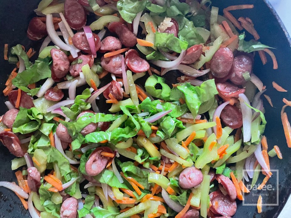 Жаренный рис с колбасками и овощами. - Шаг 8