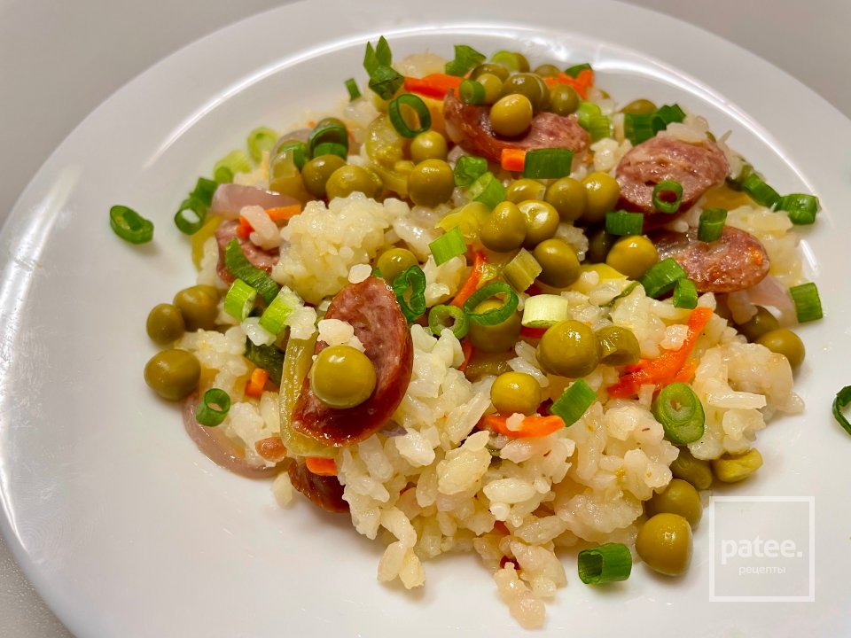 Жаренный рис с колбасками и овощами. - Шаг 10