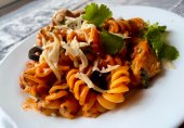 Паста с курицей в томатно-сливочном соусе.