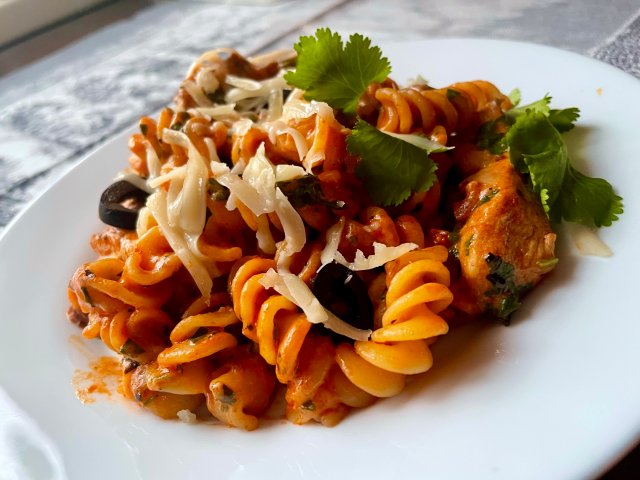 Паста с курицей в томатно-сливочном соусе.