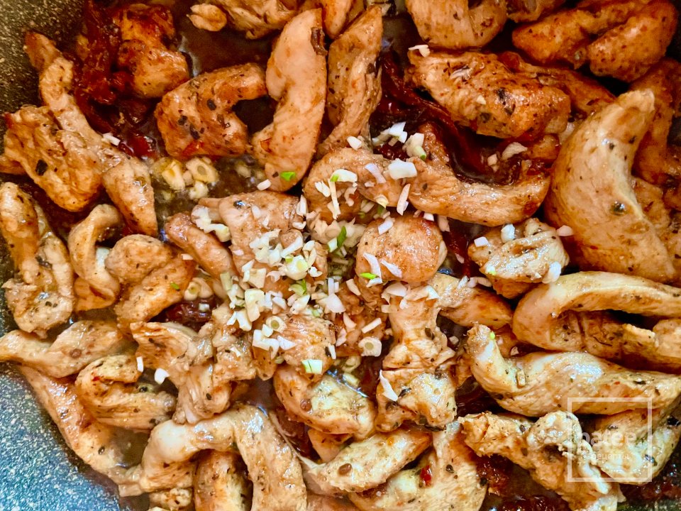 Паста с курицей в томатно-сливочном соусе. - Шаг 4